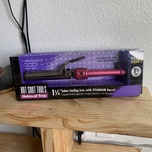 UNUSED 1 1/4” Curling Iron